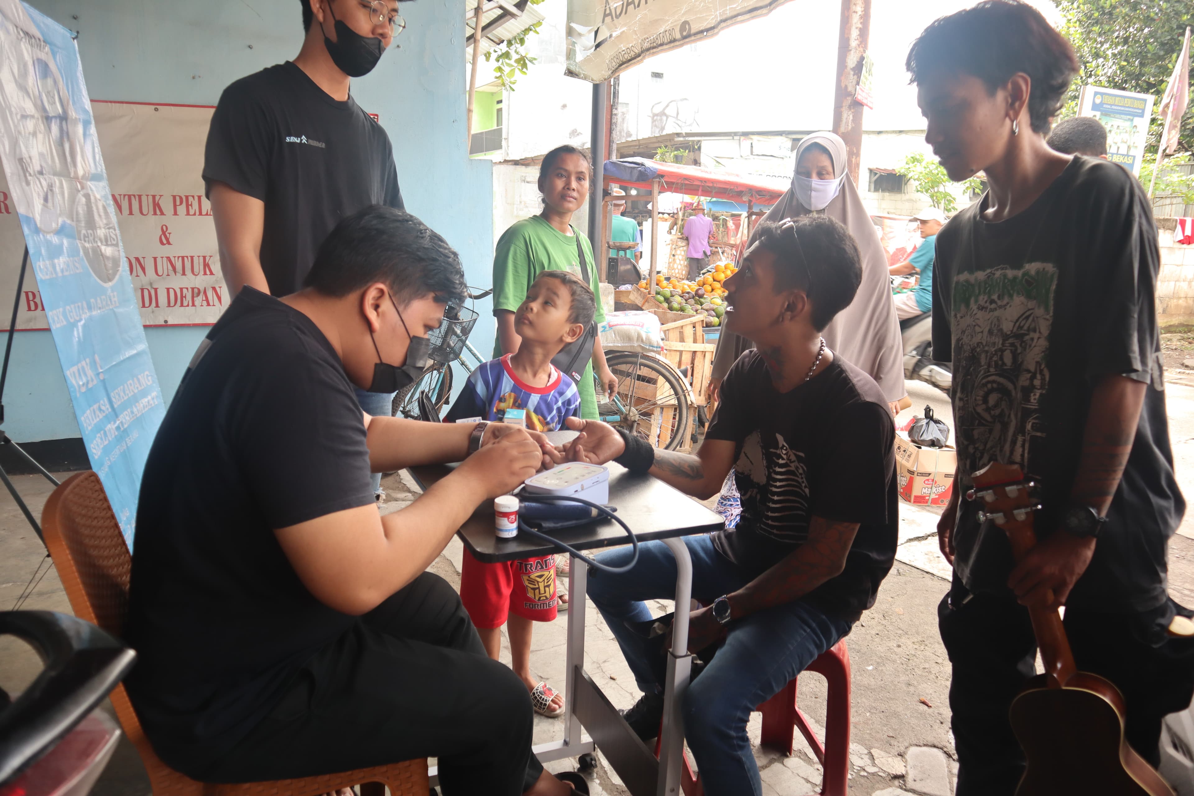 Kegiatan cek kesehatan Senja Farma